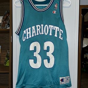 Alonso Mourning jersey.